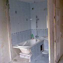 Falvágással fürdőszoba nagyobbítás panelban